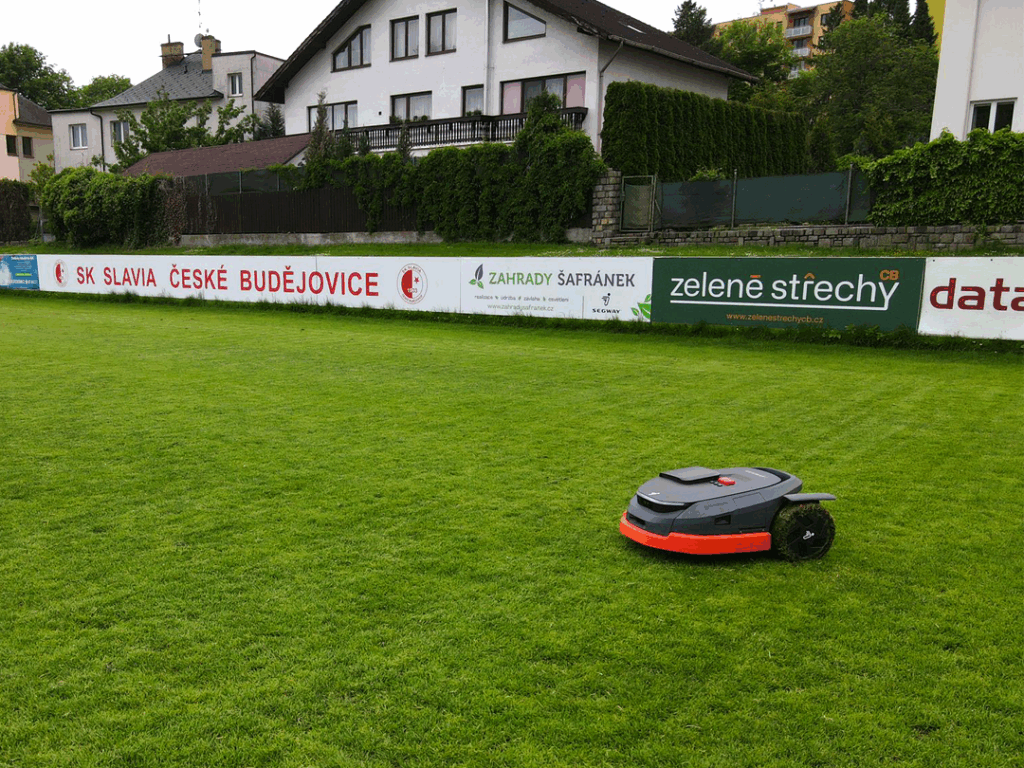 Robotická sekačka Segway na hřišti SK Slavia ČB